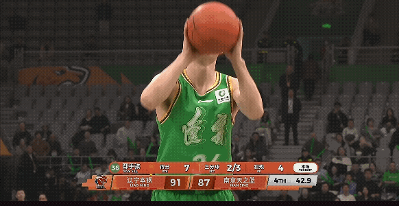 鄢手骐两罚全中后，裁判竟然因为南京同曦抗议，会看视频宣布罚篮全中无效，然后给了南