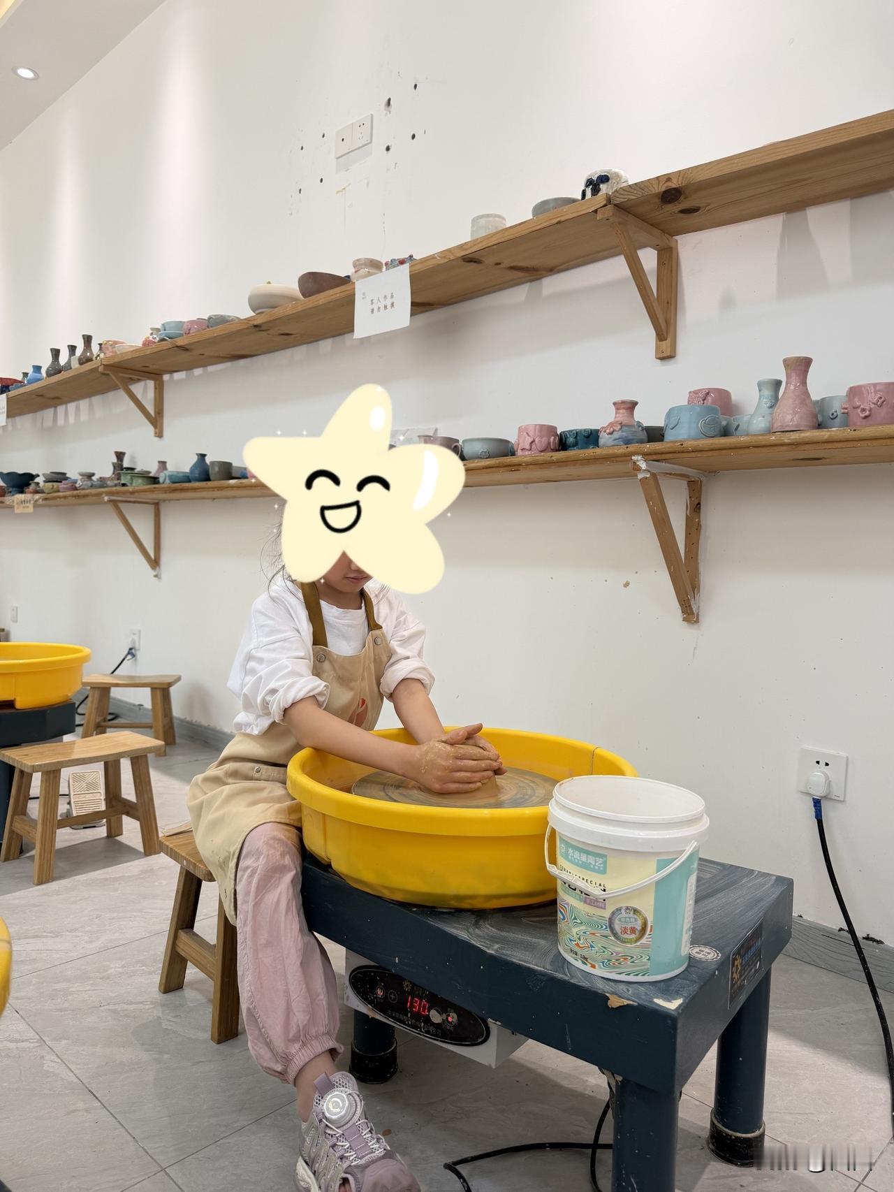 我认为应该！

太小的孩子，他们在收到压岁钱的时候，对于钱管理上面也不清楚，对钱