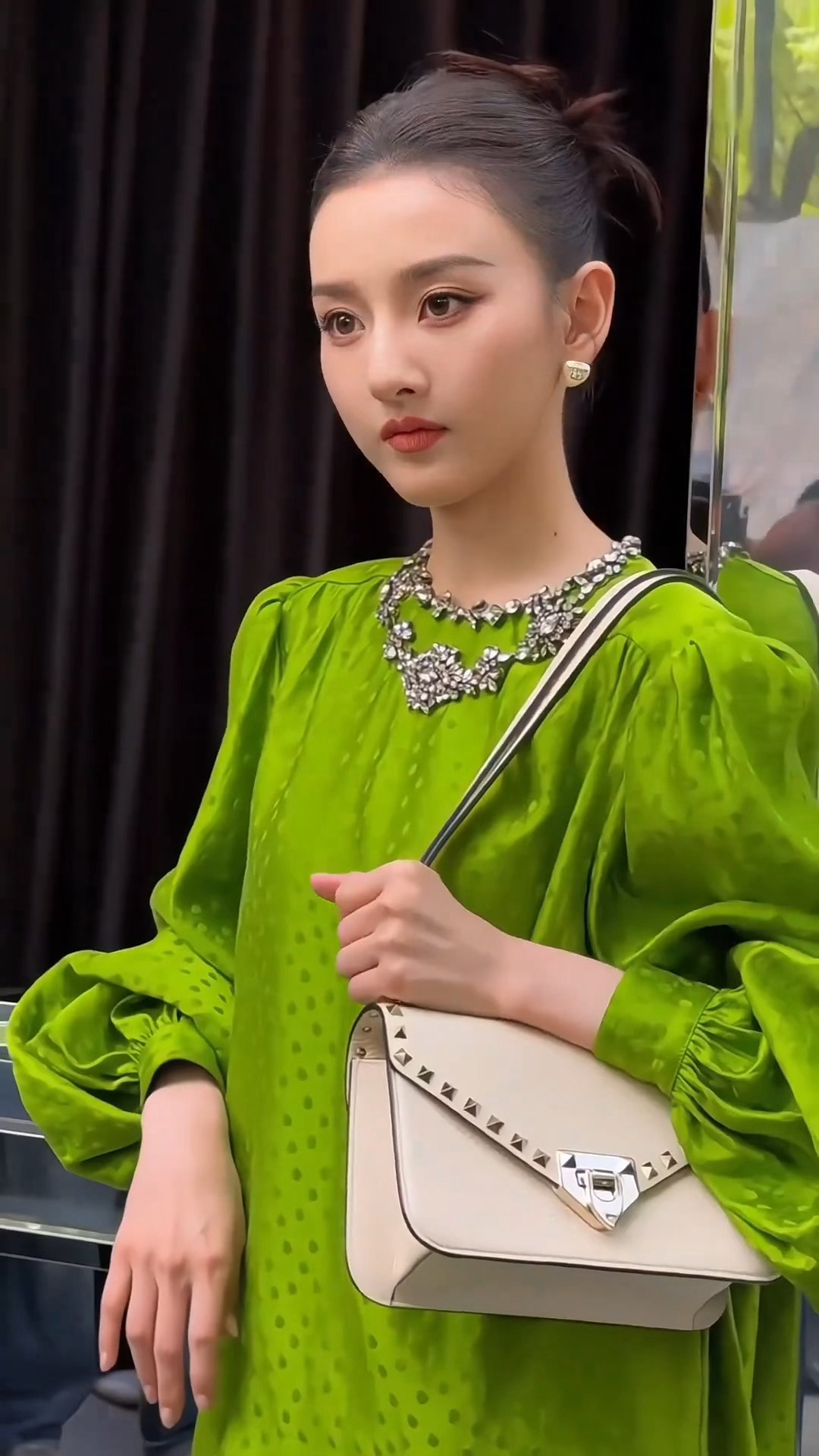 大红大绿，两种极致反差的风格，宋祖儿都轻松驾驭！果然真美女扛得住任何造型！貌美如