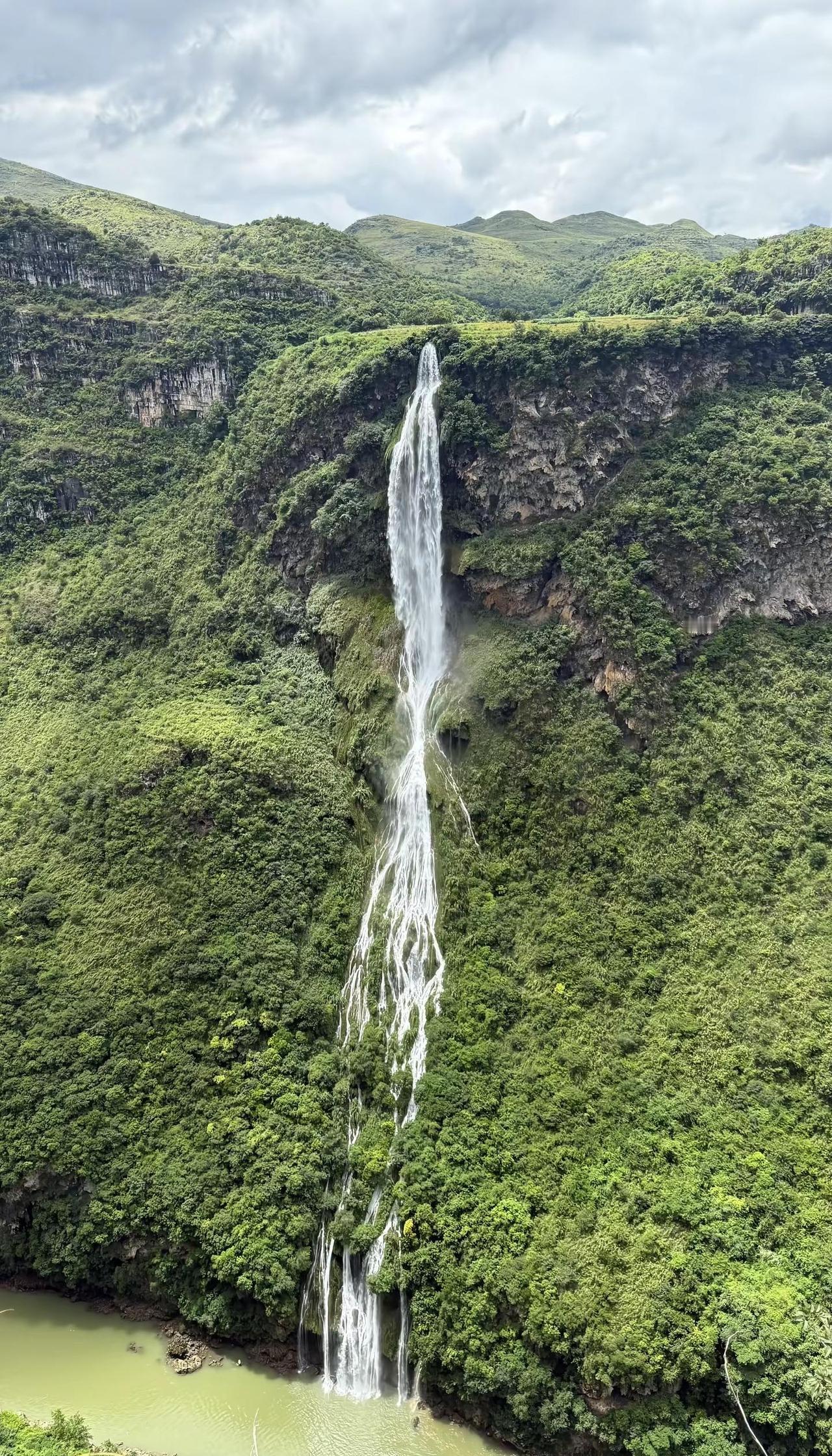 贵州这么多瀑布～夏天好合适徒步山青绿水.贵州瀑布 贵州山景