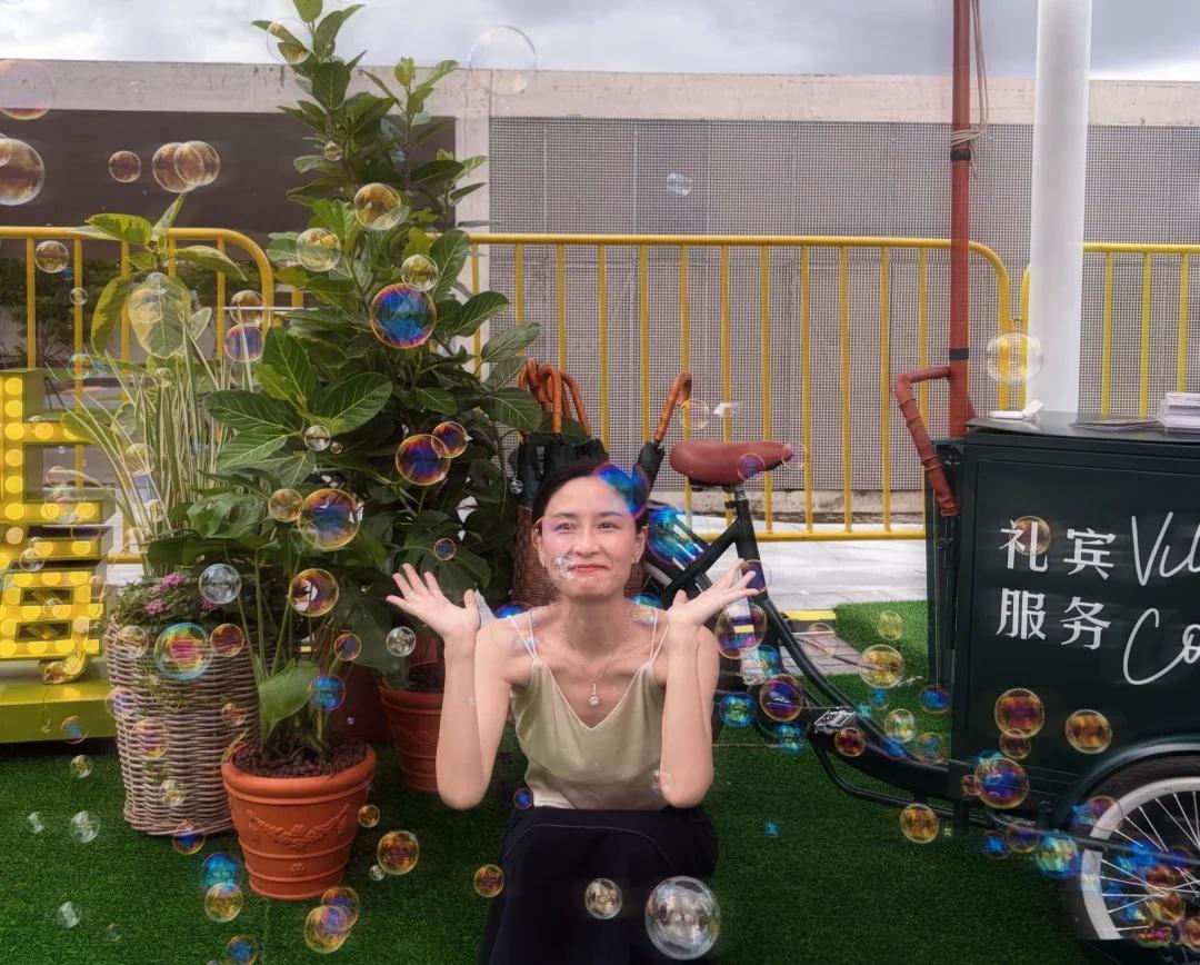 西岸音乐节
好好玩～～～ 哈哈
get泡泡机位闺蜜照～～
以及不出场的情侣帽
西