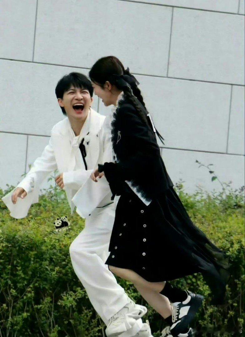 周深看白鹿高能破案 周深献唱《唐宫奇案之青雾风鸣》主题曲《谜宫》上线，第五次给白