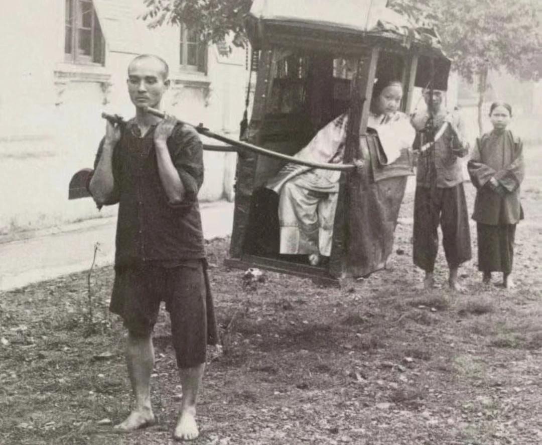 广州的千金小姐出行，这场面如何？只见一位富贵之家的千金小姐，小巧的缠足，身着华服