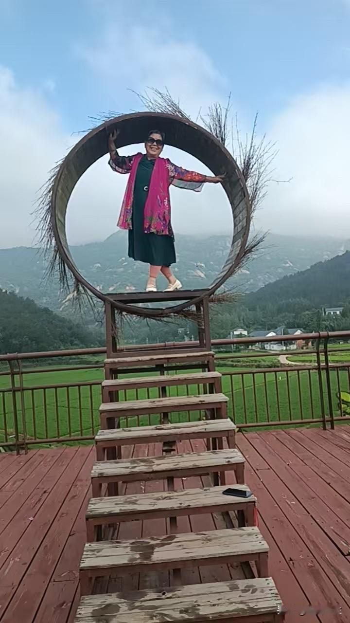 这老太太独居200多平方的房子，从来不和儿女住，对旅游近似痴迷，不管一日游还是多