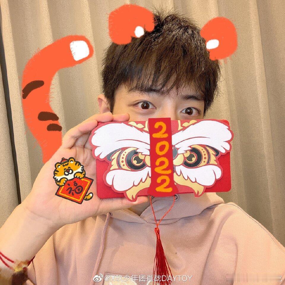 肖战马年祝福来了！每年都会和生肖合影的肖战，仪式感满满 肖战 刘铮亮的新年祝福