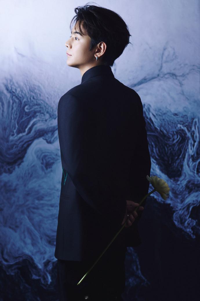 丁真卓依娜姆情侣拍照头像上新丁真卓依娜姆好配的两张脸 这么般配的两张脸，真的是让