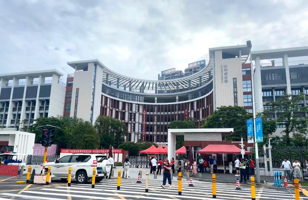 广东再一次走在全国前面
 
高考第二天，在广东，基本没有家长陪考了，这是一种理性