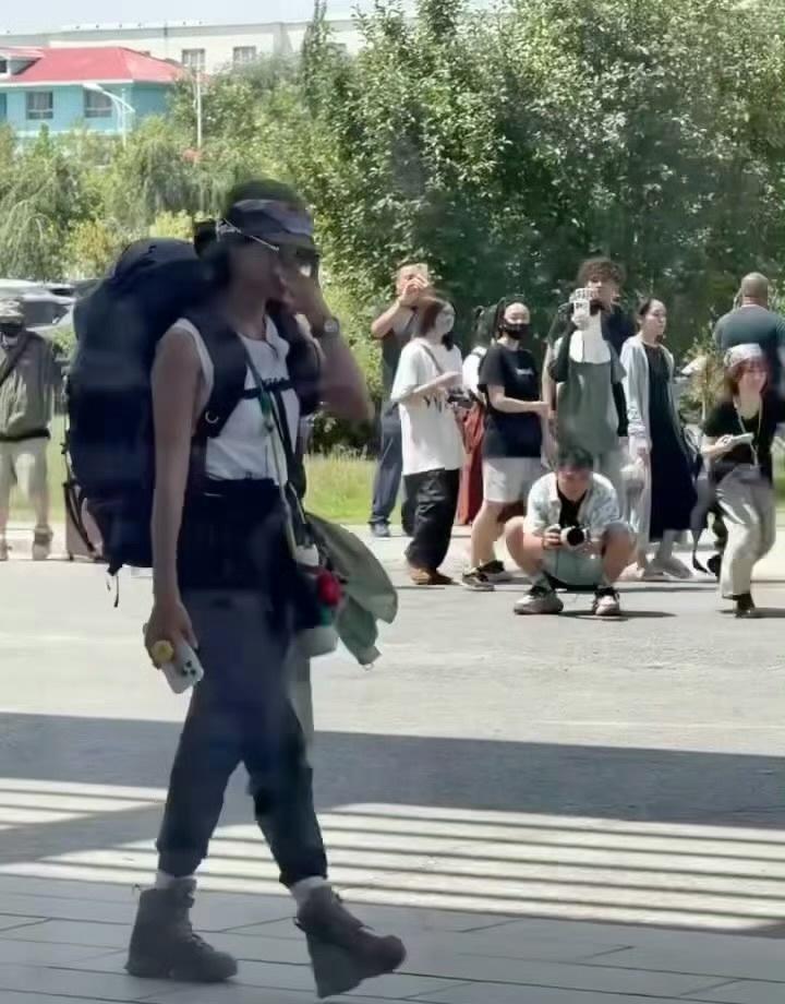 姐真是女人中的女人，这包一背可以入伍可以登山🧗 ​​​