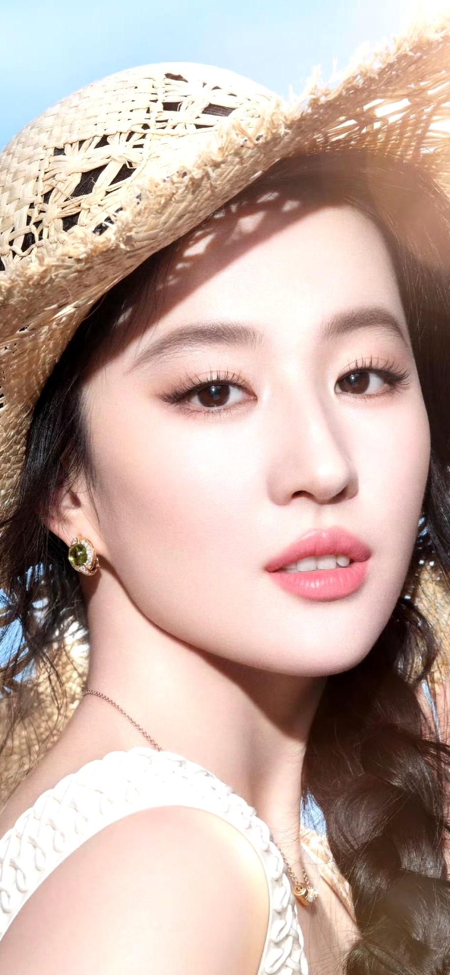 刘亦菲气质绝绝，颜值爆表，实在是养眼，她就像从古代画卷中走出来的仙子，每一个眼神