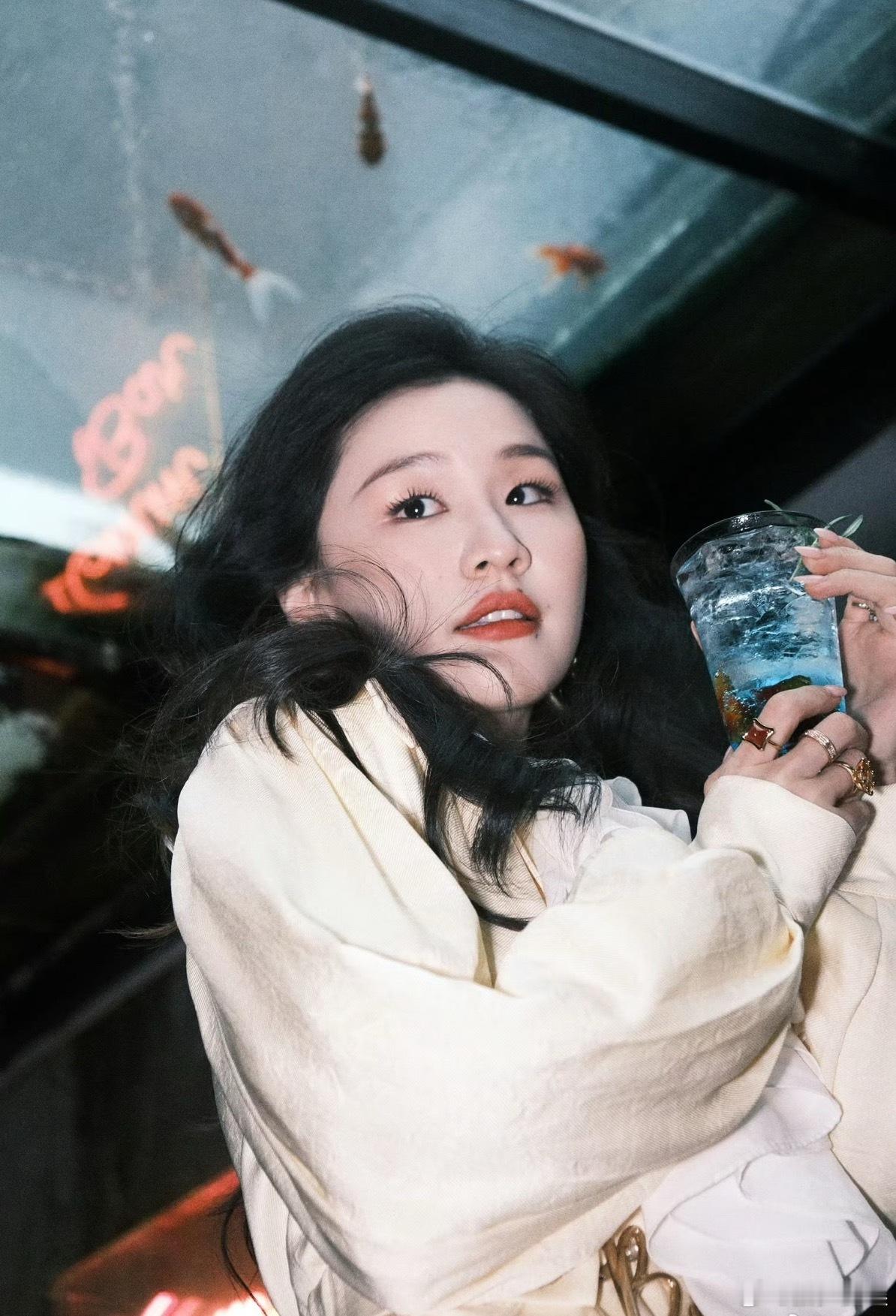 王家卫疑似对金靖开黄腔金靖谁都没惹，王家卫咋谁都嘴一句啊，无语了，金靖唐嫣都是妥