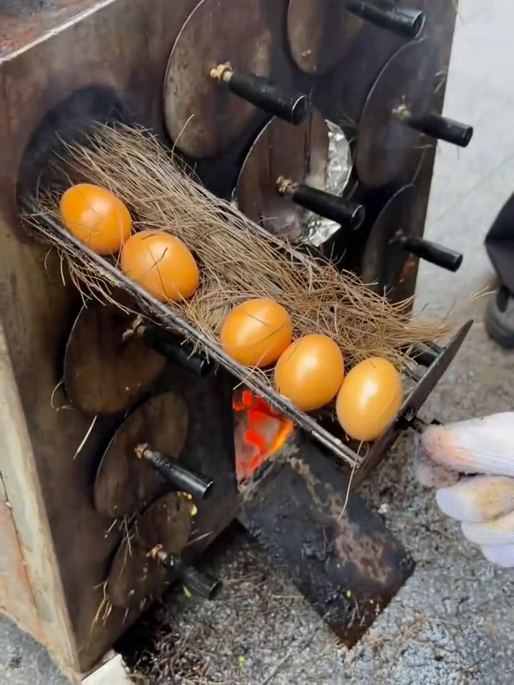 烤绝了，烤猪蹄，烤奶香土豆，好香。烤蚕蛹，烤鸡蛋，炭烤大乳鸽，炭烤酥饼大油边，烤