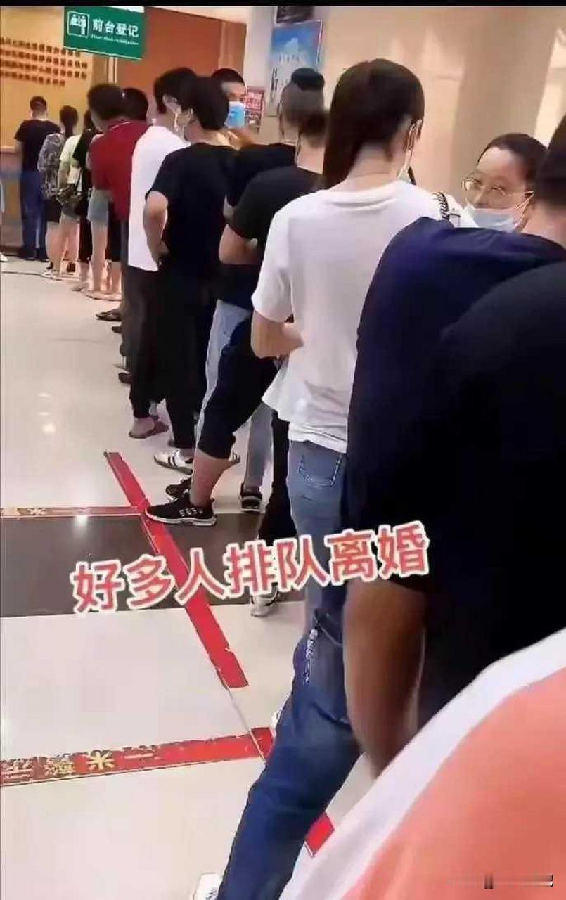 高考最后一科交卷铃还没响。她就在家庭群里发了条消息：周一去办离婚。
老公秒回：好