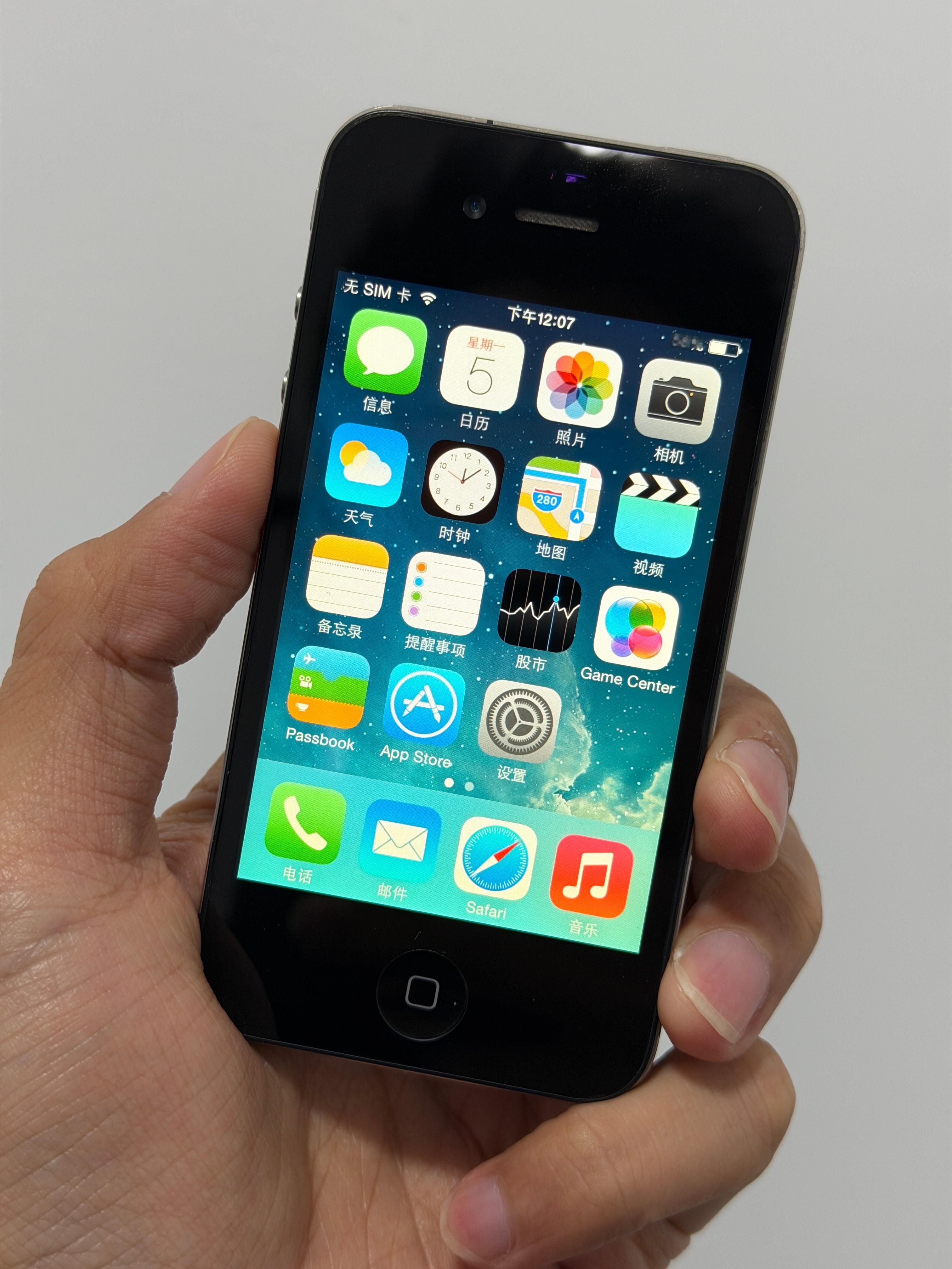 15年前的iPhone 4，现在依然可以正常开机使用，虽然有点卡，很多软件也无法