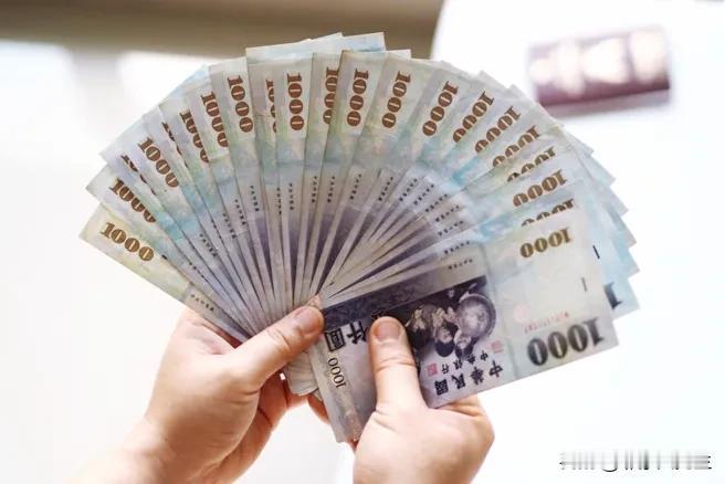 蓝委建议普发一万补贴油价

中东战火引发国际油价震荡，带动原物料价格上涨，恐推升