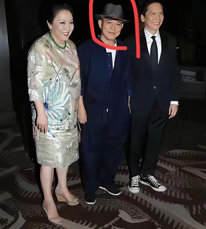 向华强夫妇我认识，中间这位大佬是谁？非常有气质