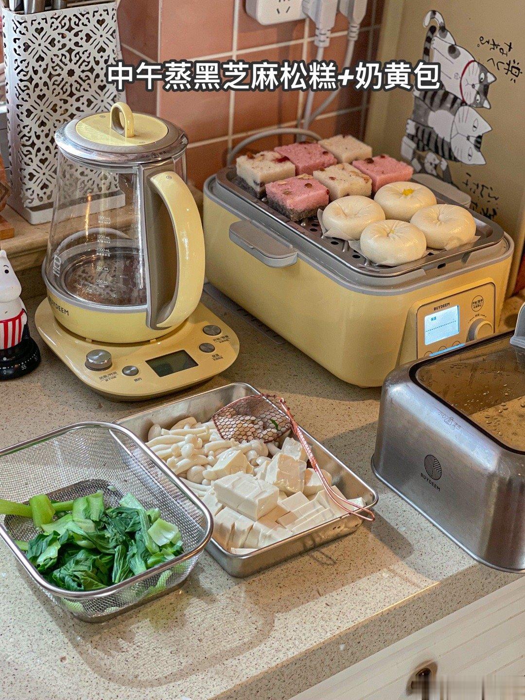 午饭和早餐太近，简单吃一点。鸡蛋蘑菇汤+黑芝麻松糕，鲜美。 ​​​