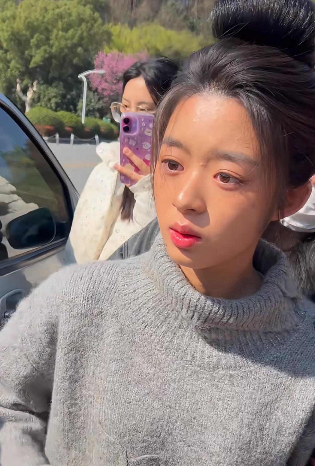网友曝无美颜黄杨钿甜上工照，小姑娘确实漂亮出挑，尤其是一双扑闪的大眼，颇具辨识度