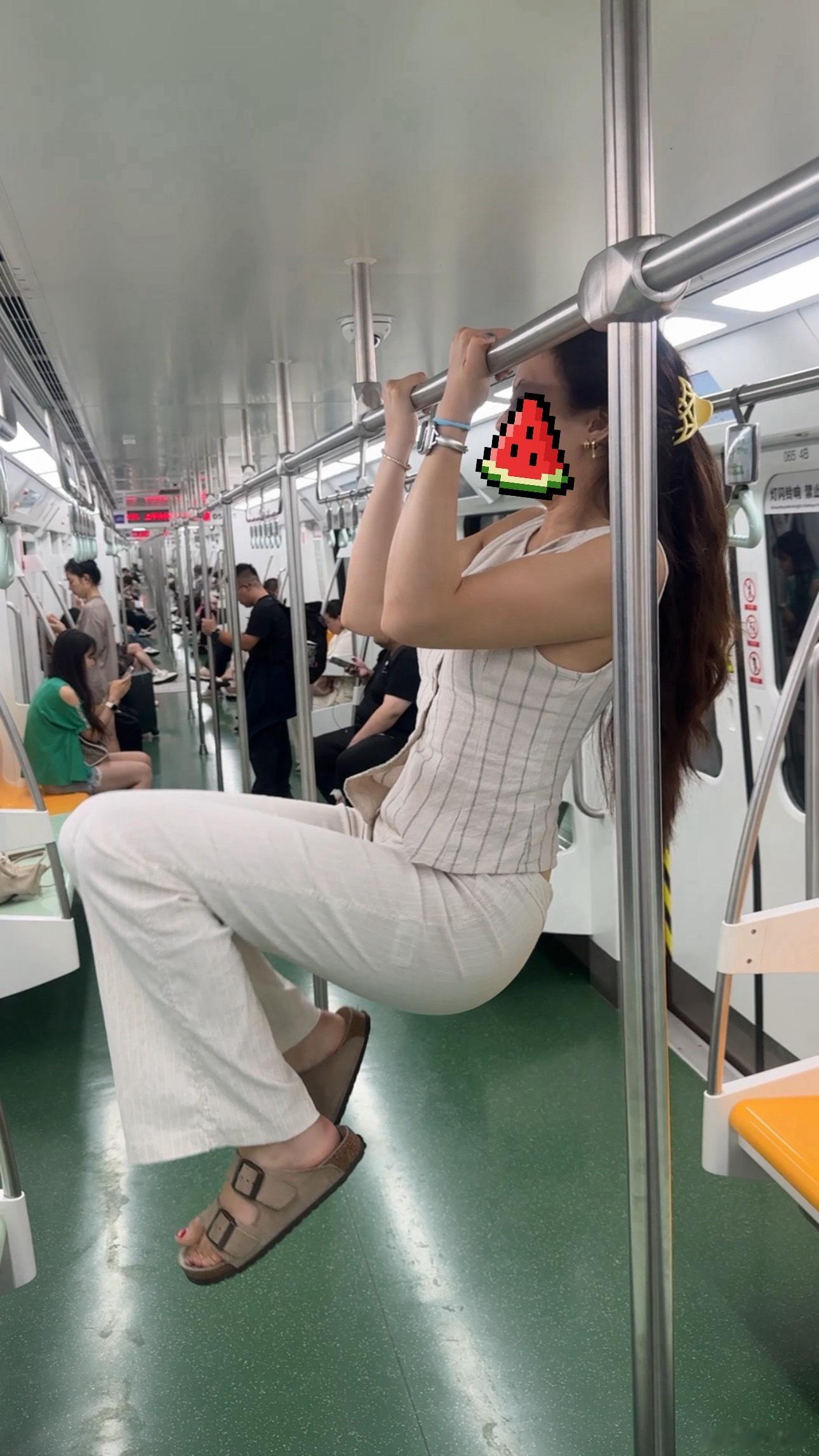 隆重通知，昨天在地铁上竟然莫名解锁了人生中第一个引体（下巴过杆），兴奋到静音尖叫