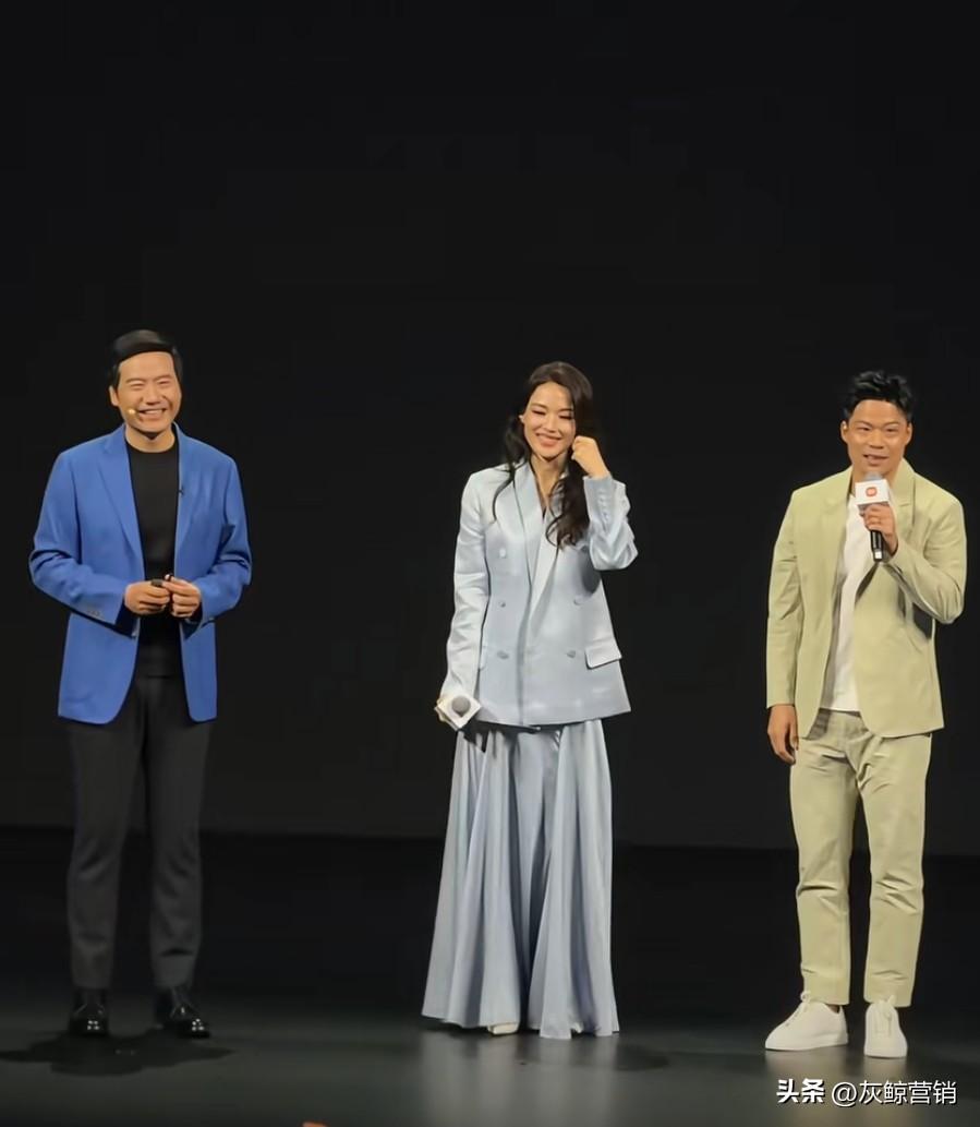 雷总3月19日开小米SU7发布会，
董总3月19日在吉利总部提车极克009。
这