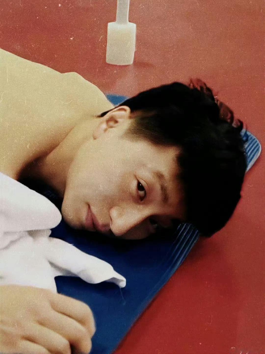 365张爱上马龙的人生照片鞍山小马第220张：理疗中，马龙当时还害羞了。  专栏