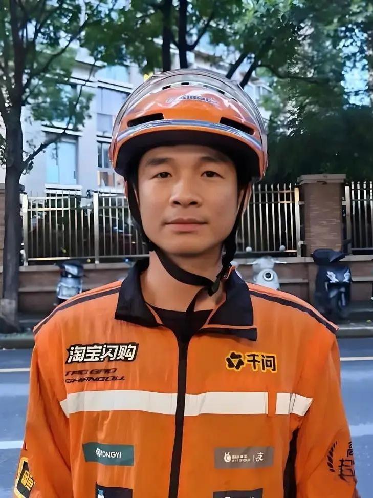 上海一名普通外卖小哥，2026年7月9号那天，直接被中央政法委点名表彰
 
谁能