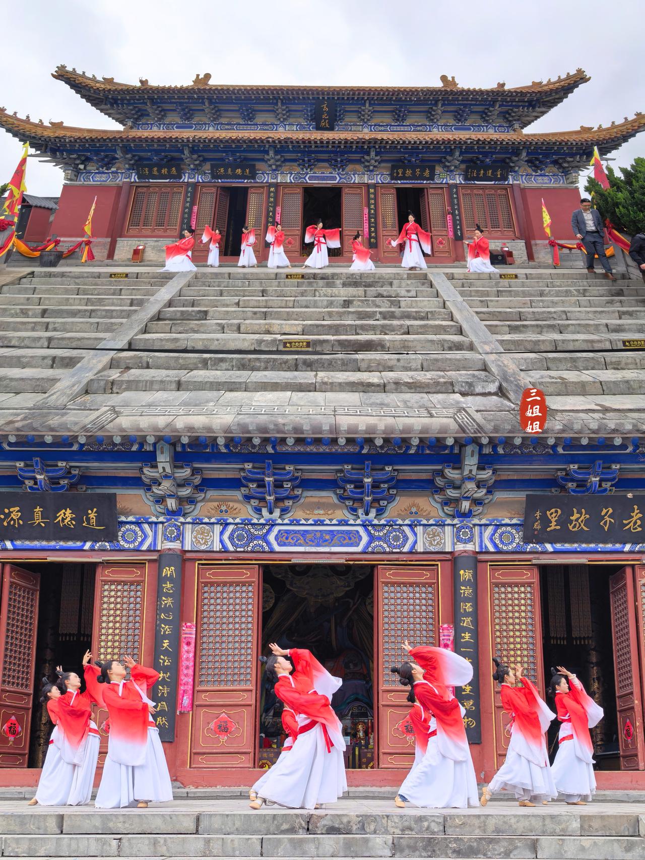 河南鹿邑明道宫老君台，穿越千年的文化秘境。
一场春雨后走进明道宫老君台，空气中多