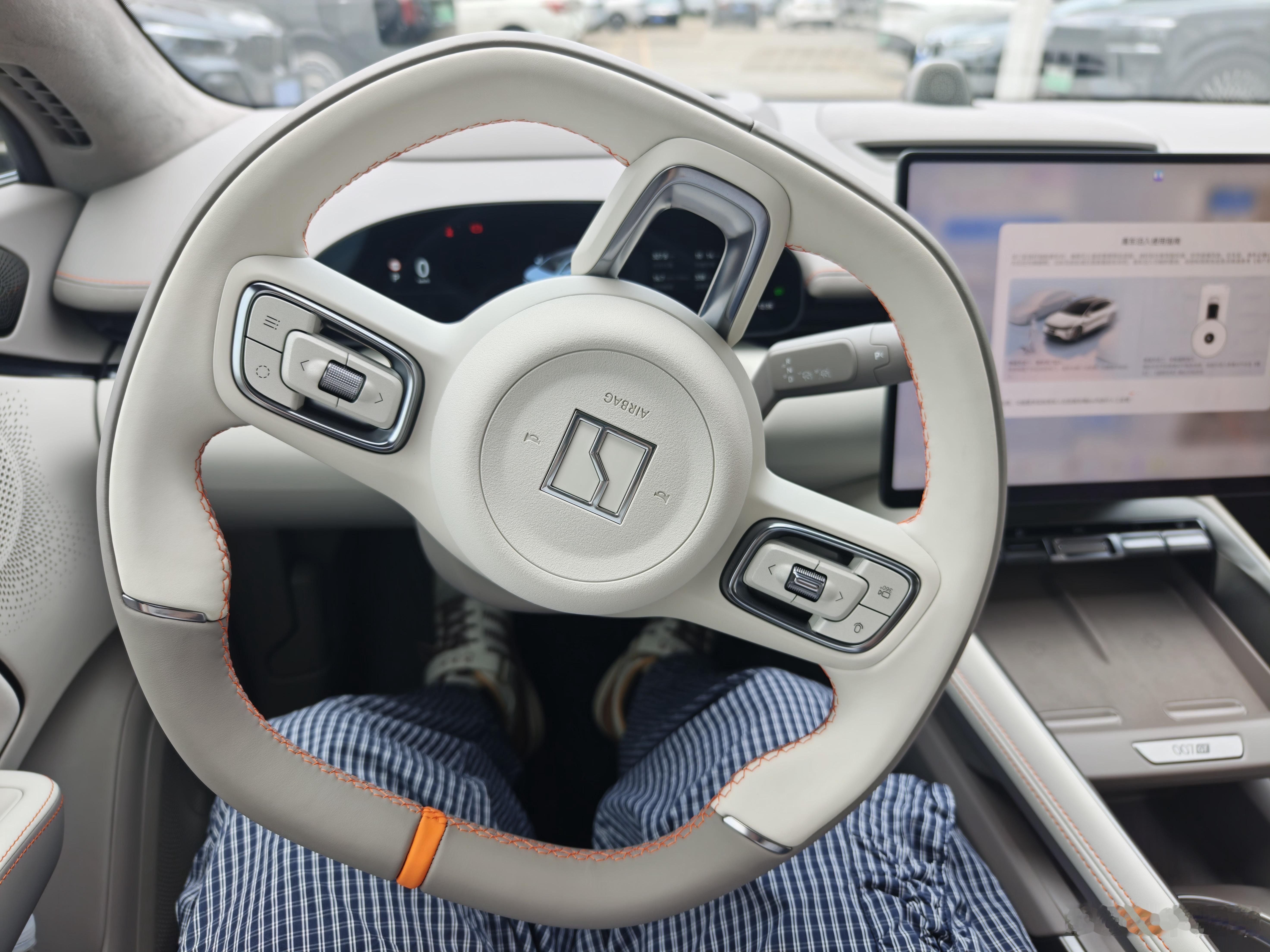 新的007gt四驱试完了，底盘质感相比去年的那款有很大进步，表现电耗也很低。看来