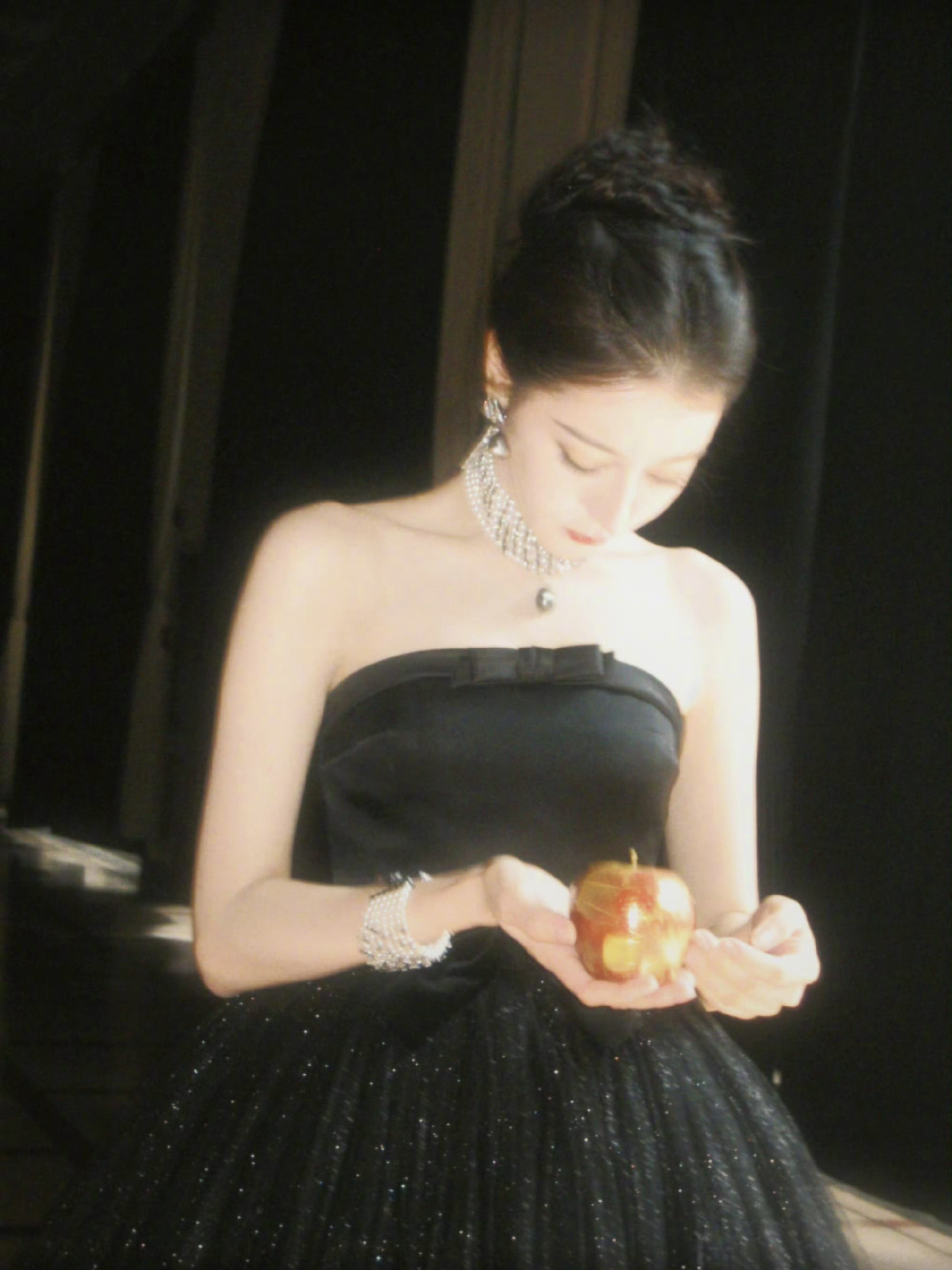 迪丽热巴 高贵优雅的黑天鹅公主🖤#迪丽热巴盘发抹胸黑裙# ​​​