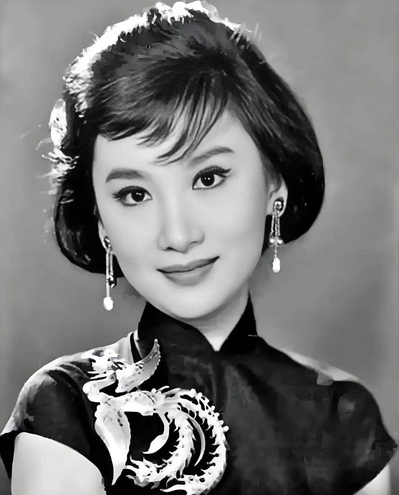 1957年，金庸已是香江名满的才子，不嫖不赌不烟不酒，安分写着小说与社论，是世俗