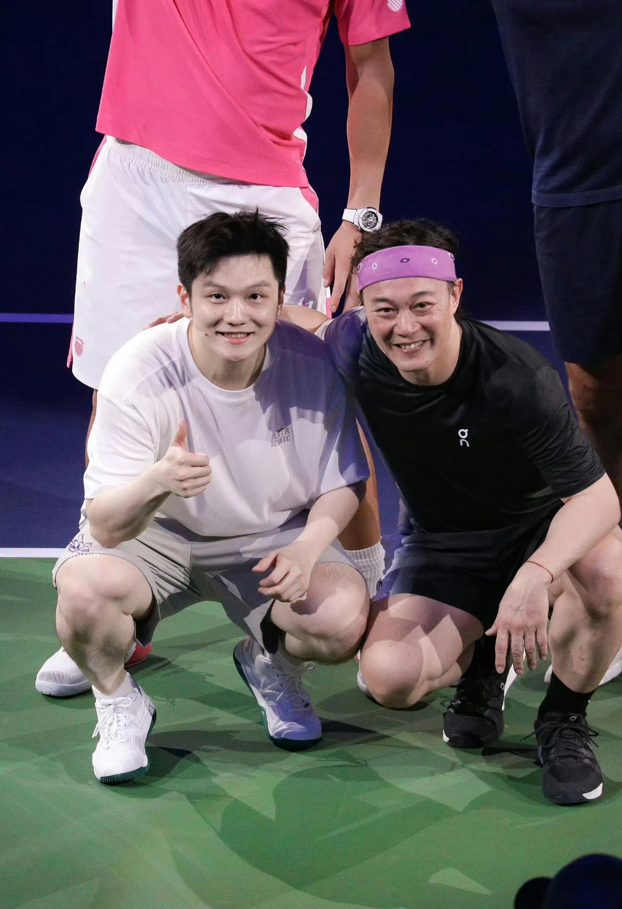 一个是乒乓球奥运冠军，一个是香港实力派歌手。他们俩竟然相遇在网球赛场上。估计现场