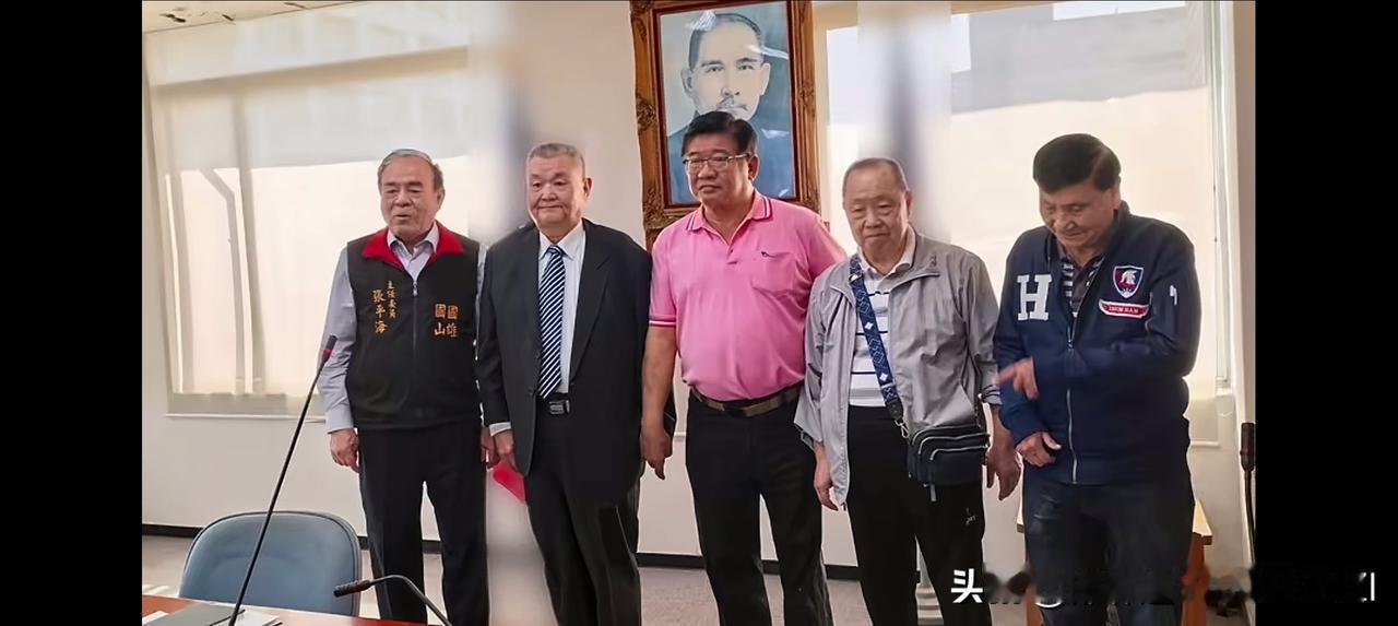 黎建南今日办理恢复党籍:谈郑丽文天命所归。
3月12日在高雄市党部谈郑丽文。
他