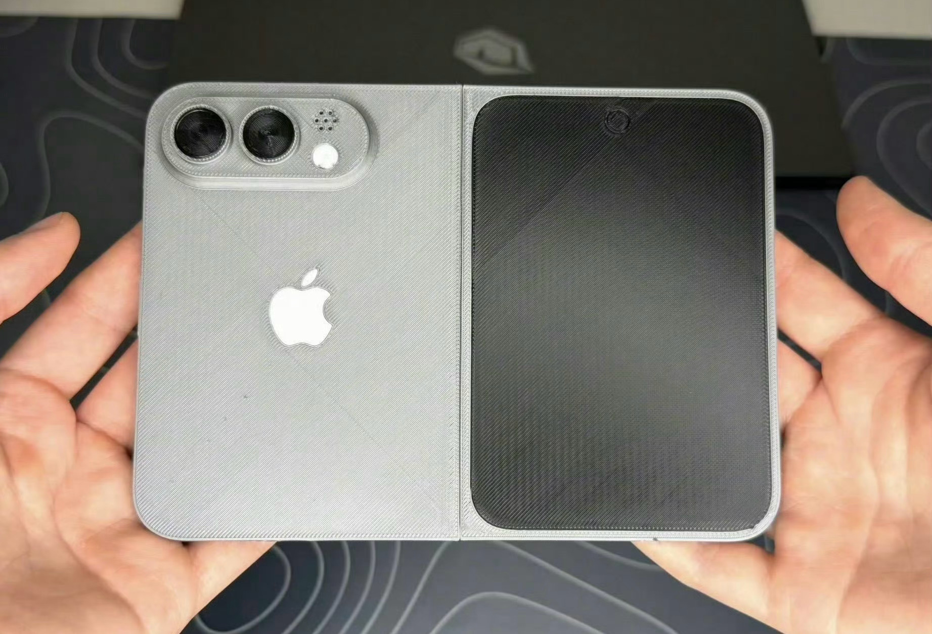 折叠屏iPhone外观实锤 感觉这个外观曝光很久了啊，才确认吗？既然实锤我就直接