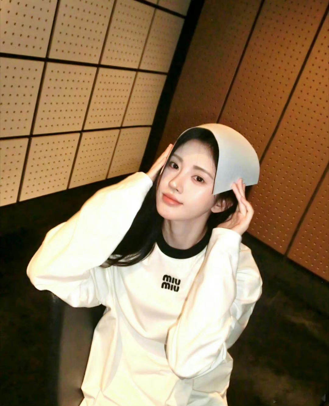 鞠婧祎也挺坚持不懈的，尽管不让她代言还这么喜欢miumiu ​​​