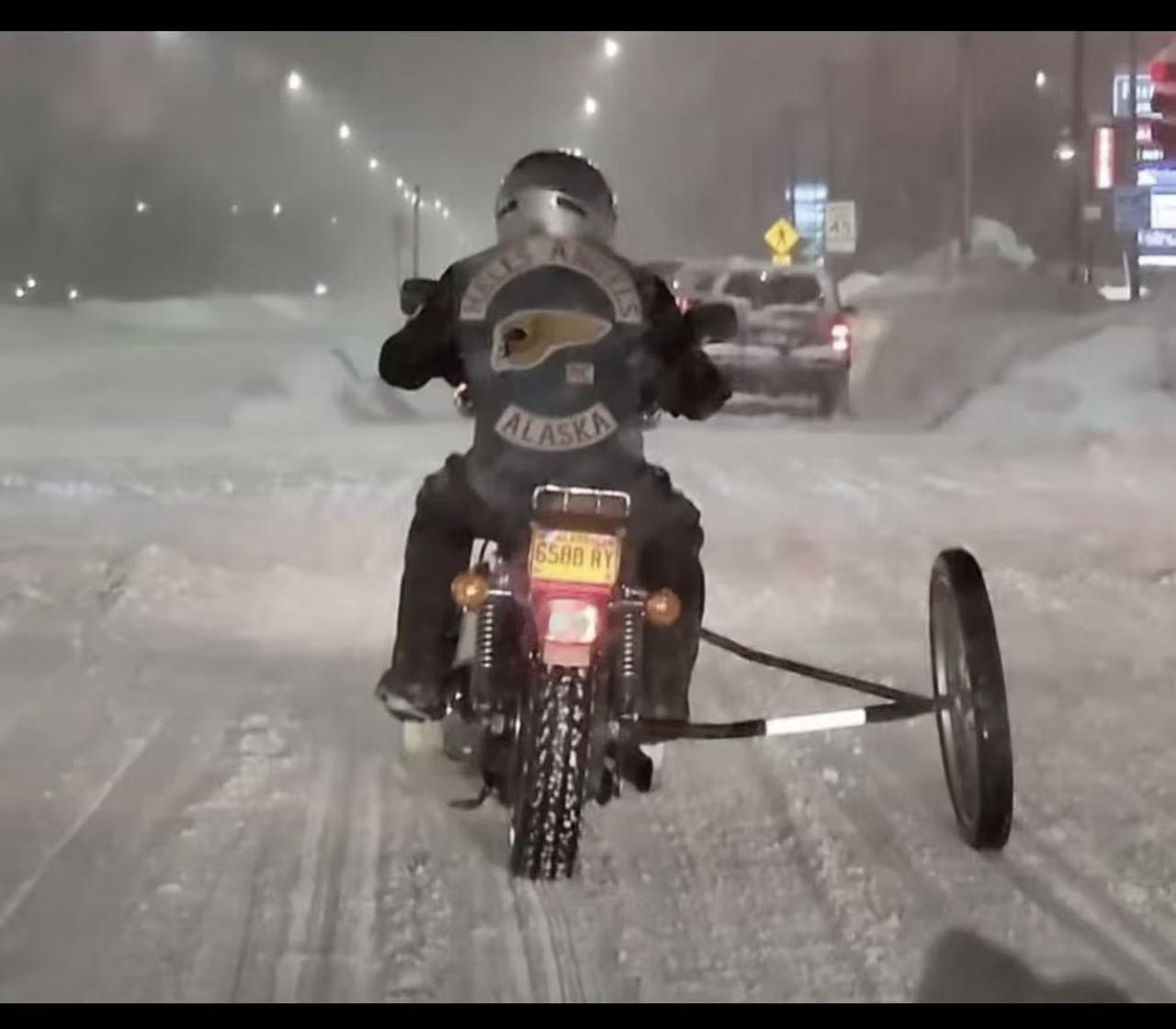 这届网友的脑洞太豪横了，自制雪地三轮车[灵光一闪][灵光一闪]