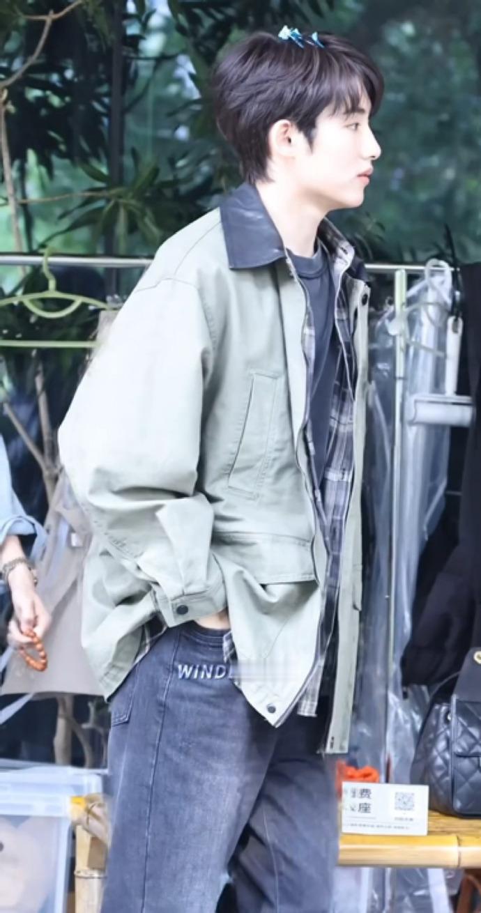 杨超越董思成今天是太阳雨首套妆造杨超越董思成今天是太阳雨首套妆造，完全青春的样子