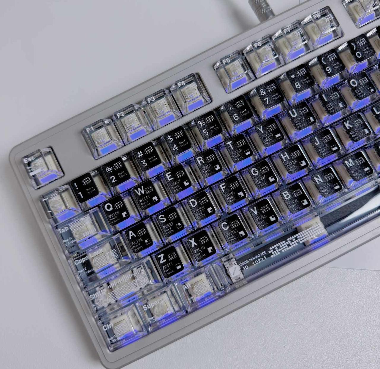🛍️PC透光 内附黑的红的蓝的樱红粉红
原厂/正刻/透光/PC/UV/135
