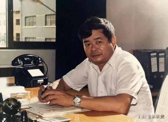 1984年，曹德旺去旅游买了一根拐杖，坐车时被司机警告：“小心点，碰坏车玻璃你可
