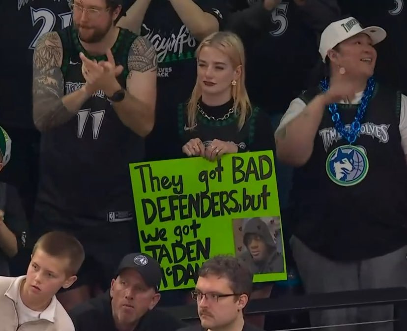 现场球迷标语：“他们全是防守漏洞，但我们有贾登-麦克丹尼尔斯。”上一场赛后，麦丹