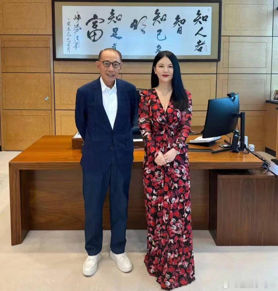 #李湘和英皇老板合影#​​​李湘晒与英皇集团老板杨受成的同框合影，她与朱珠的默契