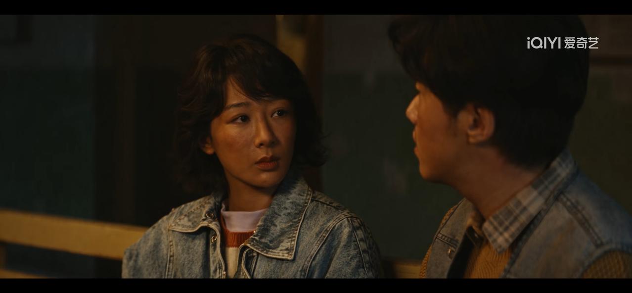 《生命树》：
白菊主动靠着邵云飞坐，邵云飞第一次紧张到脸红了。

白菊需要一个听