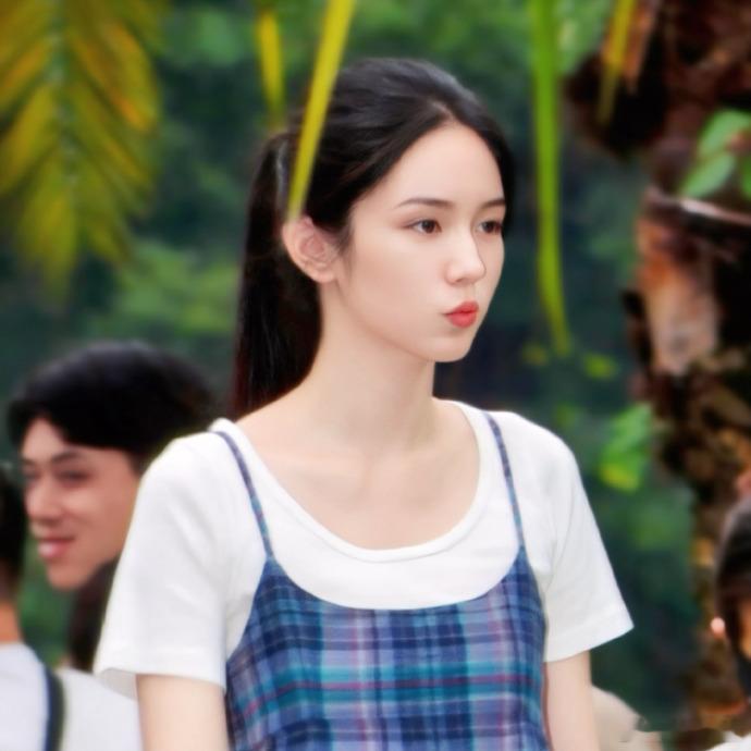 镜头模糊也挡不住周也的颜值周也片场模样和角色反差好大 就算画质糊到看不清细节，周