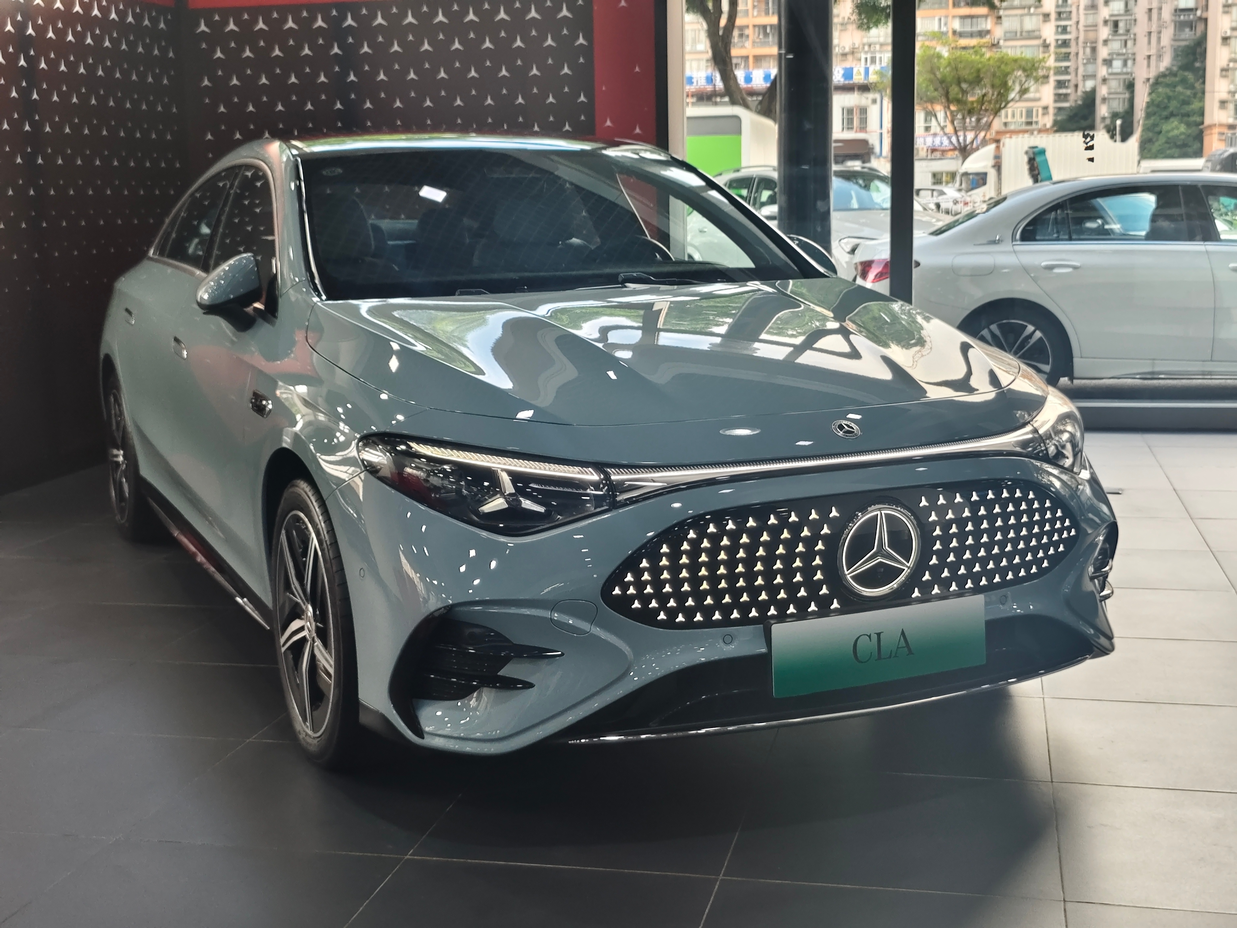 教授今天去看了全新纯电 奔驰 CLA 300L，暂时的预售价是25.9-29.9