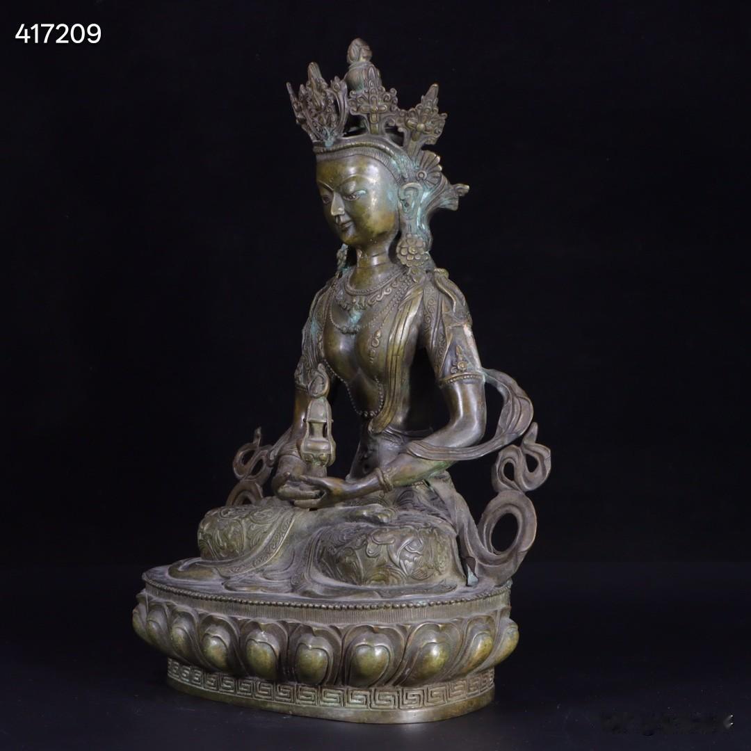 清：铜长寿佛摆件。
规格：高38厘米、宽27.8厘米、厚18.2厘米，重4008