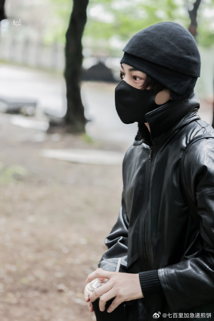 丁禹兮今天司宫令上班，造型很像杀手🥷蛮酷的 