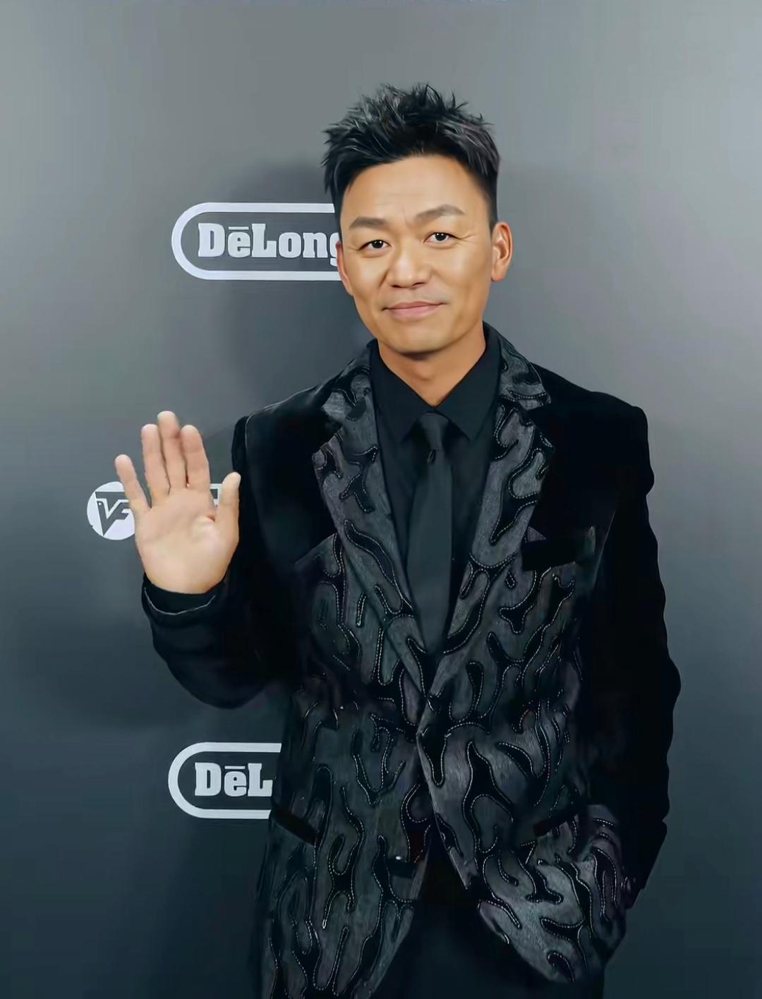 2026年，《狠家伙》发布会上，主持人问王宝强:“你为什么要拍黑帮题材？”王宝强