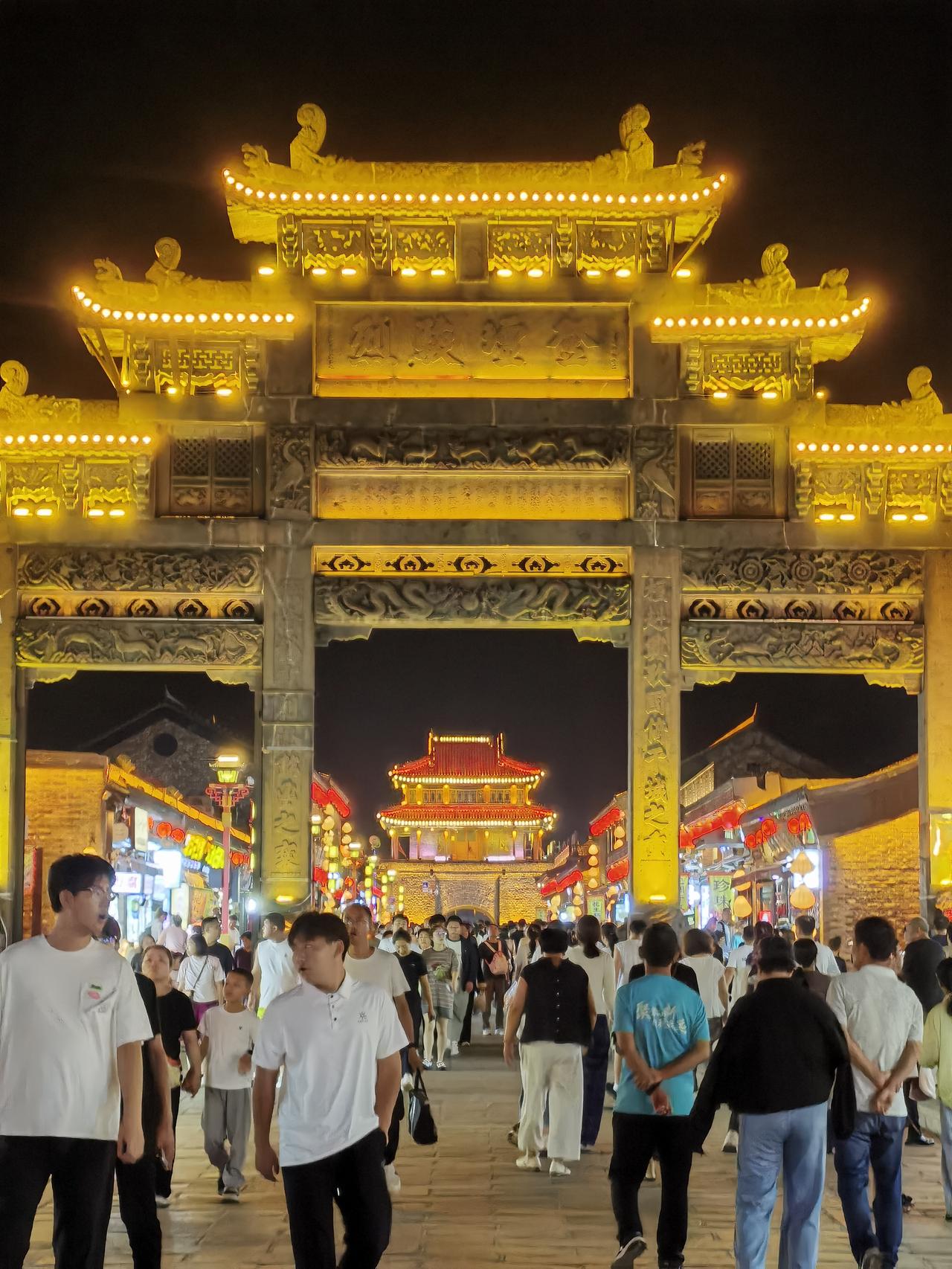 宁远——兴城老城夜景
住过袁崇焕、洪承畴、吴三桂的蓟辽督师府是近年重建的赝品。先