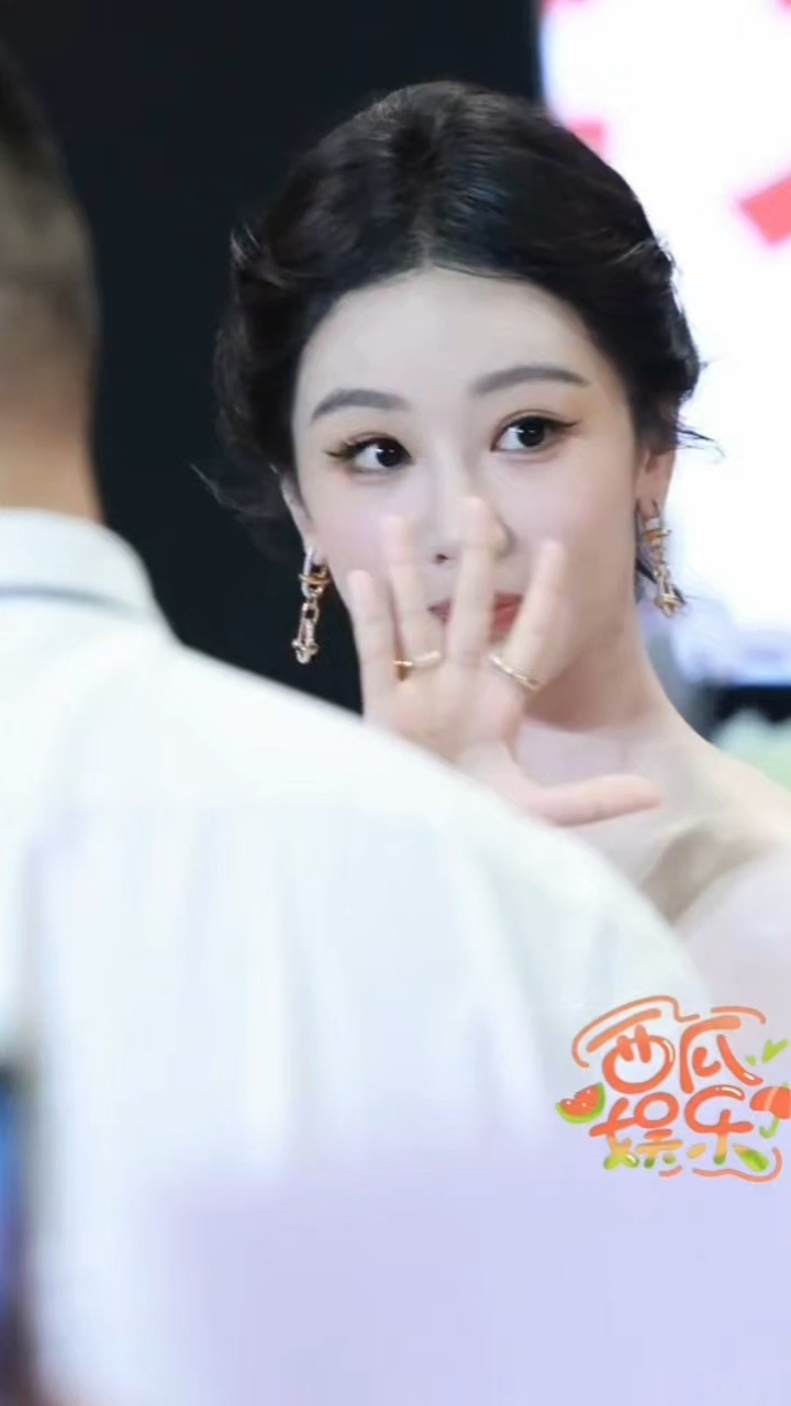 杨紫今日活动生图状态，这也是杨紫获得白玉兰视后后首个线下活动，解锁了全新品牌高定