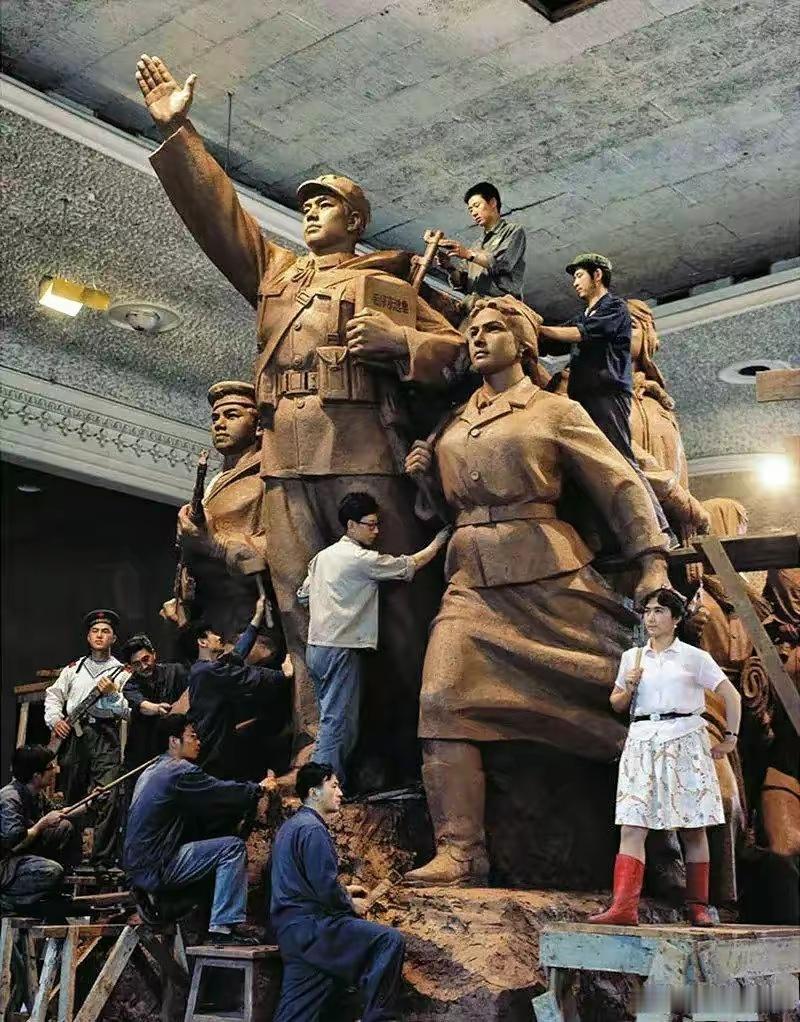 1977年，毛主席纪念堂群雕正在创作中。真人模特作为素材，作品很有力量感。