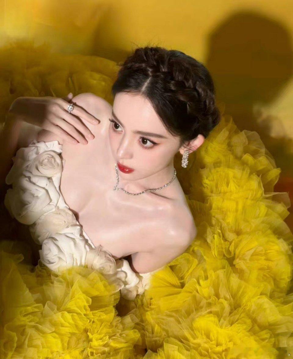 娜扎的美貌真的无敌了，咱就是说她家的修图师真的活的太轻松了吧，能不能让我这个大学