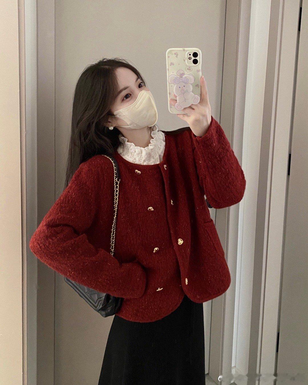 我们发货发到2🈷️5号哦，大家年前要红毛衣的抓紧啦！这两款红毛衣真的是我本期最